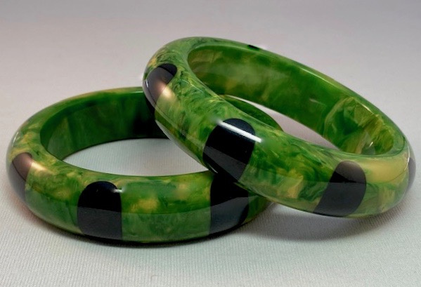 SZ47 Shultz marbled green bakelite bangles with 8 black side to side dots